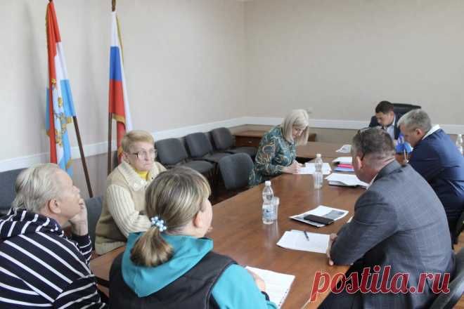Продолжаю проводить личные приемы жителей Сызрани. 

На этой неделе на приеме рассмотрено 20 обращений. Основные вопросы касались ремонта тротуаров и дорог, состояния многоквартирных домов, газификации, уличного освещения. Несколько человек обратились по проблемам переселения из аварийного жилья. 

Часть вопросов удалось решить оперативно, другие требуют более детальной проработки специалистами. Заместителям даны соответствующие поручения. 

Напомню, записаться на прием мо...