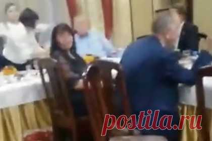 Вечеринка мэра во время траура в российском регионе попала на видео. Вечеринка в честь назначения мэра города Прокопьевска в Кузбассе Вячеслава Старченко на должность, которую он устроил во время траура в Кемеровской области, попала на видео. Ролик публикует Mash в своем Telegram-канале. На кадрах видны накрытые столы и, по меньшей мере, 15 гостей.