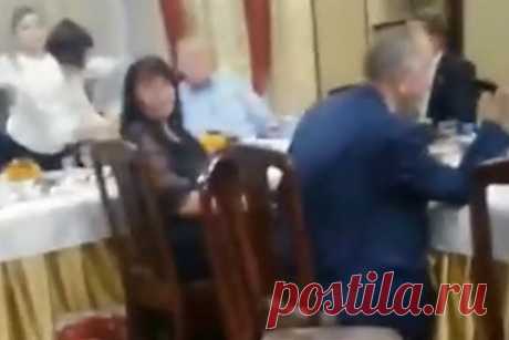 Вечеринка мэра во время траура в российском регионе попала на видео. Вечеринка в честь назначения мэра города Прокопьевска в Кузбассе Вячеслава Старченко на должность, которую он устроил во время траура в Кемеровской области, попала на видео. Ролик публикует Mash в своем Telegram-канале. На кадрах видны накрытые столы и, по меньшей мере, 15 гостей.
