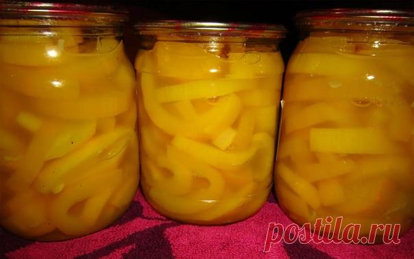Такую необычную заготовку на зиму из кабачков я закрываю уже третий год!

СОЧНЫЙ АНАНАС ИЗ КАБАЧКОВ 

ЗАПИСЫВАЙТЕ ИНГРЕДИЕНТЫ:
- 1 кг - очищенного кабачка (берите любой, но лучше молодой, серединку убирайте стопкой или чашкой).

- 350 гр - ананасового покупного сока, берите самый дешёвый, он лучше для заготовок.
- 0,5 ст - сахара.
- 2/3 ч.л - лимонной кислоты.
- ванилин на кончике ножа, очень мало, чтоб не было горечи и перебора со вкусом, лучше ванильный сахар, но его над...