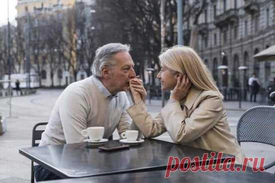 ...Что должно случиться, то случится,
Никуда не скрыться, не уйти.
Ничего не может измениться,
Да и не сойдешь на полпути.
Я тебя искала среди многих,
Не один десяток долгих лет,
Но судьба запутала дороги,
Будто.. Раз... и выключила свет.
В этот день все было, как обычно,
Куплен был билет на самолет.
В принципе, давно уж стал привычным,
Этот слишком частый перелет.