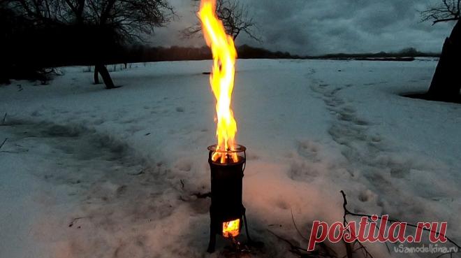 Ракетная печь из тракторной гильзы Всем привет, решил я собрать себе такое себе подобие ракетной печи, которые сейчас популярны, но без изолированной топки и прочих наворотов. В качестве основы была использована тракторная гильза, печь горит отлично, на выходе имеем большой факел пламени. На таком пучке пламени можно быстро