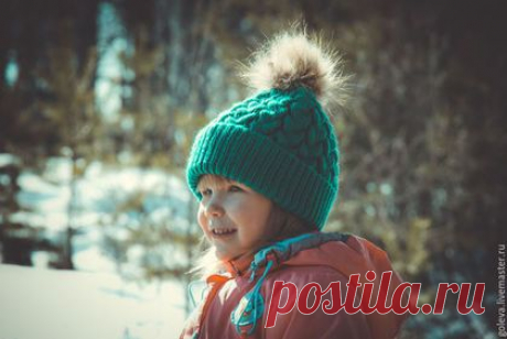 Купить Вязаная спицами шапка, шапка с узором из кос, шапка с помпоном,шапочка - зеленый, шапка