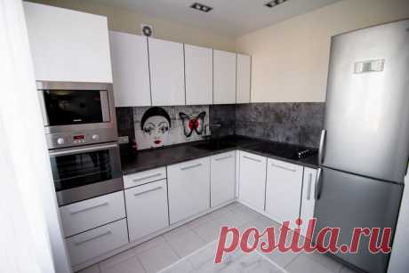 Кухня: красные мотивы в черно-белом фоне