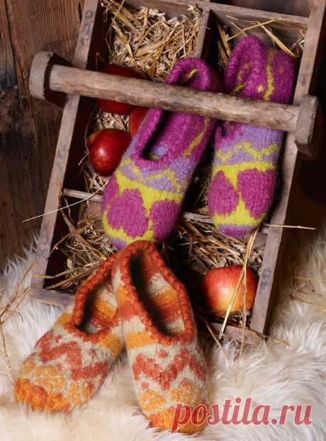 ЯРКИЕ ЦВЕТНЫЕ ТАПОЧКИ С ЭФФЕКТОМ "ВАЛЯНИЯ" СВОИМИ РУКАМИ 
Что вам больше по душе — сердечки или зигзаги? Выбирайте любой узор! Эти тапочки сначала связаны на спицах, а после выстираны в стиральной машинке, что обеспечивает «валяный» эффект.

Размеры
39

Вам потребуется

Пряжа (100% овечьей шерсти, 50 м/50 г) — по 100 г оранжевой и меланжевой бежевой, 50 г цвета меди для тапочек А; 100 г пурпурно-розовой, по 50 г желтой и цвета вереска для тапочек В; спицы №8; комплект чуло...