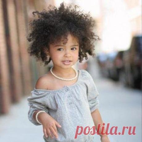 Дочка – это ленточки, платьица в горошек,
И примерка новеньких маминых серёжек.
Дочка – это каблучки, сумочки, кокетство,
Глаз весёлых огоньки и цветное детство.
Пусть Дочурка и умна, и прекрасна будет,
Пусть её счастливый смех утром вас разбудит.
Пусть ласкает солнца луч розовые щёчки,
Нежной, искренней любви – вам и вашей Дочке...

Татьяна Дементьева