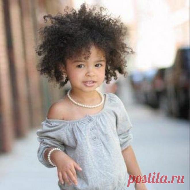 Дочка – это ленточки, платьица в горошек,
И примерка новеньких маминых серёжек.
Дочка – это каблучки, сумочки, кокетство,
Глаз весёлых огоньки и цветное детство.
Пусть Дочурка и умна, и прекрасна будет,
Пусть её счастливый смех утром вас разбудит.
Пусть ласкает солнца луч розовые щёчки,
Нежной, искренней любви – вам и вашей Дочке...

Татьяна Дементьева