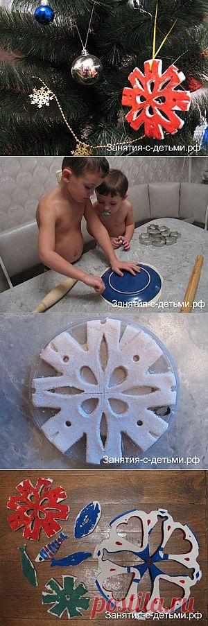 Новогодние поделки из соленого теста | Чем заняться с ребенком дома? Поделки своими руками и раскраски для детей.
