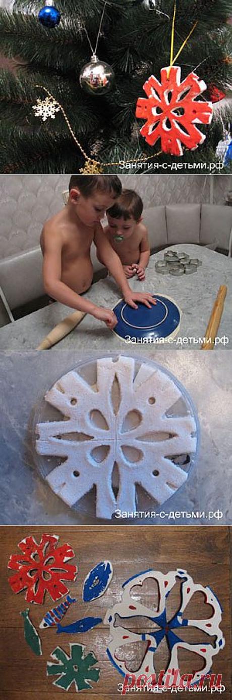 Новогодние поделки из соленого теста | Чем заняться с ребенком дома? Поделки своими руками и раскраски для детей.