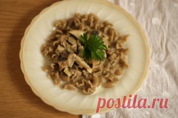 Паста с грибами в сливочном соусе Паста с грибами в сливочном соусе - это ароматное и полезное блюдо, которое готовится быстро и просто. Использование цельнозерновой пасты делает его более полезным для фигуры. Сливочный соус с грибами придаёт блюду нежный вкус и насыщенный аромат.