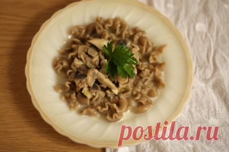 Паста с грибами в сливочном соусе Паста с грибами в сливочном соусе - это ароматное и полезное блюдо, которое готовится быстро и просто. Использование цельнозерновой пасты делает его более полезным для фигуры. Сливочный соус с грибами придаёт блюду нежный вкус и насыщенный аромат.