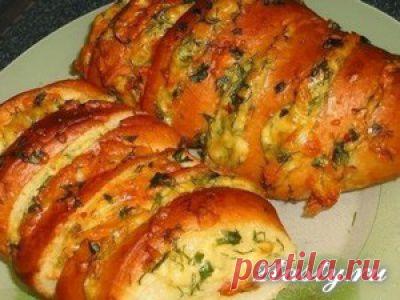 Батон с ветчиной и сыром, запеченный в духовке.