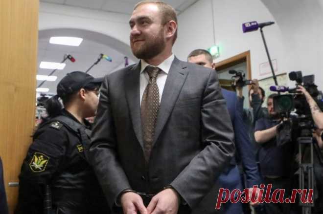Суд оставил в силе пожизненные сроки бывшему сенатору Арашукову и его отцу. Они осуждены за организацию двух убийств и хищение газа на 4,4 млрд рублей.