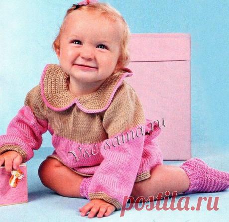 Розово-бежевое платье и носочки