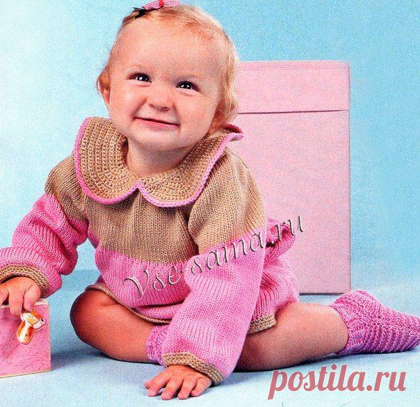 Розово-бежевое платье и носочки