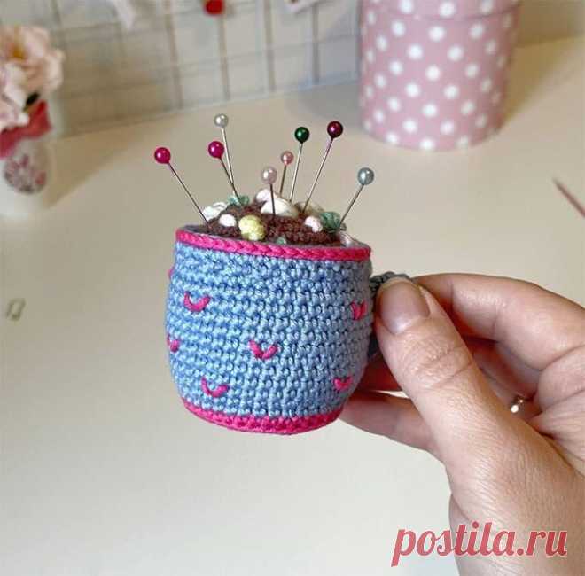 Игольница крючком. Амигуруми схемы и описания. Автор: @varenka.toys | IRINELY.ART