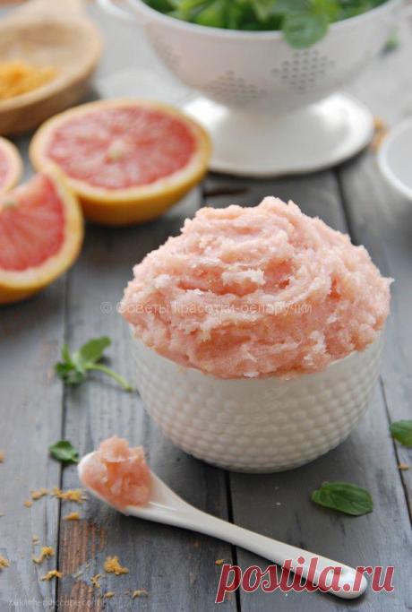 Я бы рекомендовала использовать этот скраб утром, а не вечером. Масло Мяты и грейпфрута являются сильными пробуждающими ароматами. Скраб получается очень мягким, что очень хорошо! Даже цвет этого грейпфруторого скраба будет вас радовать.