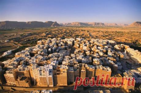 Глиняный город древних небоскребов В Йемене в мухафазе Хадрамут есть город под названием Шибам. Ранее он несколько раз был столицей царства Хадрамут. Ас 1982 год этот город числится среди