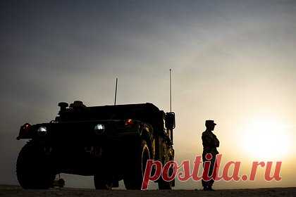Американский Humvee застрял в песке на учениях. Американский бронеавтомобиль Humvee (High Mobility Multipurpose Wheeled Vehicle), который задействовали в учениях десанта США и Южной Кореи, застрял в песке на побережье. Военным пришлось толкать машину. Маневры десанта, которые прошли в Пхохане и его окрестностях, стали кульминацией учений Ssangyong.
