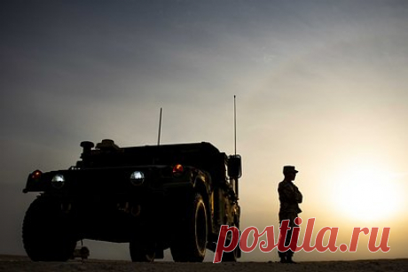 Американский Humvee застрял в песке на учениях. Американский бронеавтомобиль Humvee (High Mobility Multipurpose Wheeled Vehicle), который задействовали в учениях десанта США и Южной Кореи, застрял в песке на побережье. Военным пришлось толкать машину. Маневры десанта, которые прошли в Пхохане и его окрестностях, стали кульминацией учений Ssangyong.