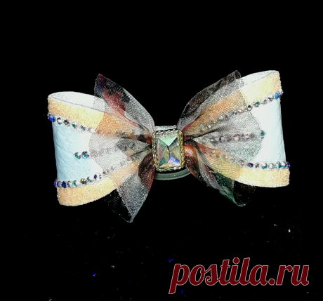 Бантики для ши-тцу! Уменьшенная флрма( 2.0х4.0) с одним слоем из экокожи и вторым из органзы( воздушным, невесомым...).Бантик такой формы смотрится легким, ненавязчивым, не нависает над &quot; мордой лица&quot;😊собаки, не отвлекает внимание от формы головы ши- тцу. Цвет основания и отделки подбираю не броский...в тонах окраса собаки....хотя возможно исполнение и в ярких цветах( по желанию владельца) Цена одного бантика 700руб. При заказе двух бантиков, третий в подарок