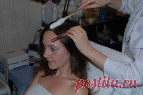 С чем связано выпадение волос: видео-инструкция по уходу своими руками, особенности процессов после наркоза, могут ли выпадать от краски, антибиотиков, от нервов, из-за низкого ферритина, цена, фото