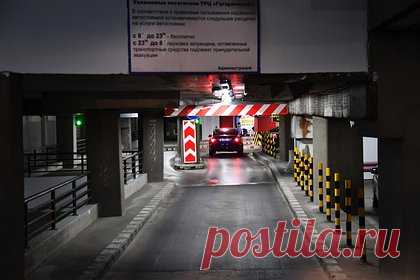 ТРЦ в российском городе поднял стоимость парковки до 80 тысяч рублей за ночь. В екатеринбургском ТРЦ «Академический» стоимость парковки подняли до 80 тысяч рублей за ночь. Об этом рассказали представители торгово-развлекательного центра. Уточняется, что меру приняли на период штормового предупреждения и заморозков. С 00:00 до 08:00 утра стоимость парковки составляет десять тысяч рублей в час.