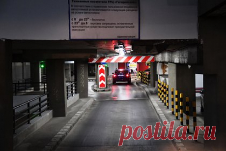 ТРЦ в российском городе поднял стоимость парковки до 80 тысяч рублей за ночь. В екатеринбургском ТРЦ «Академический» стоимость парковки подняли до 80 тысяч рублей за ночь. Об этом рассказали представители торгово-развлекательного центра. Уточняется, что меру приняли на период штормового предупреждения и заморозков. С 00:00 до 08:00 утра стоимость парковки составляет десять тысяч рублей в час.