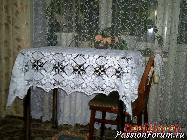Дополнение к скатерти, связанной крючком.