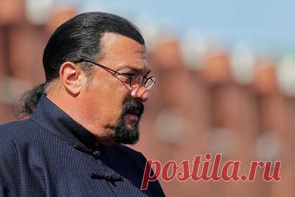 Со Стивена Сигала захотели взыскать сотни тысяч долларов. Власти США захотели взыскать 200 тысяч долларов в качестве штрафа с актера Стивена Сигала, также имеющего российское гражданство. Инициатором преследования Сигала выступила Комиссия по ценным бумагам и биржам (SEC), обнаружившая факт сокрытия вознаграждения за рекламу криптовалюты Bitcoiin2Gen.