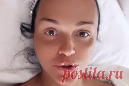43-летняя Слава раскрыла секреты красоты. Российская певица Слава раскрыла секреты своей красоты. 43-летняя исполнительница, находясь в санатории, посетила кабинет косметолога. На размещенных кадрах она предстала в белом махровом халате и медицинской шапочке. Звезда рассказала, что намерена пройти процедуру Dermadrop.