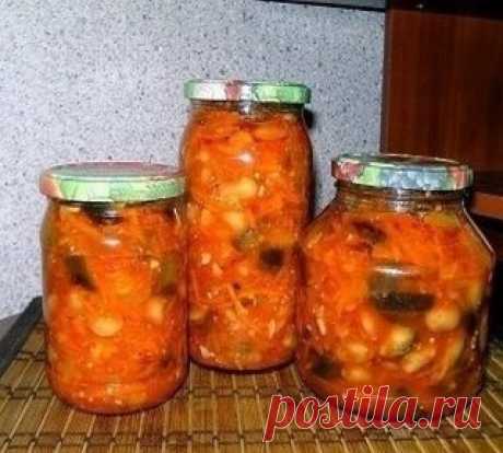 САЛАТ "ВЛЮБЛЕННАЯ ФАСОЛЬ"
1. Фасоль (0,5 кг и неважно, какого она цвета!) замачиваете на ночь в воде, а затем отвариваете до полуготовности.
2.Нарезаете кубиками баклажаны (2 кг).
3.Пропускаете через мясорубку 1,5 кг помидор.
4.Натираете на крупной терке 0,5 кг моркови.
5.Режете кусочками сладкий перец (0,5 кг).
6.Смешиваете все овощи и добавляете в них 2,5 ст. л. соли, 1,5 стакана сахара, 0,5 л растительного масла.
Все опять хорошенько перемешиваете и варите 40 минут с мо...