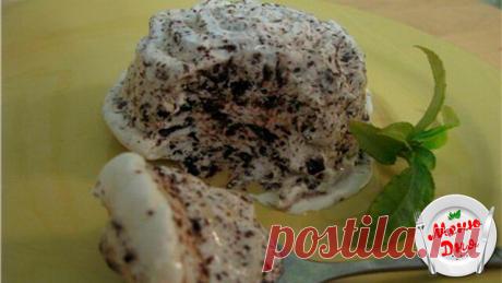 Десерт за 30 секунд в микроволновке

 Ингредиенты на 2 порции:

 2 белка (65 г)
30 г сахара
20 г рубленного шоколада

Приготовление:

Белки нужно взбить на средней скорости до мягких пиков, постепенно добавить сахар, увеличить скорость и продолжать взбивать до тех пор, пока белки не станут блестящими и не будет формировать уверенные "твердые пики".

В готовую меренгу добавить шоколад, перемешать, выложить в порционные формочки и поставить в микроволновку ровно на 30 секунд...