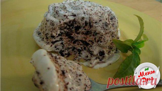 Десерт за 30 секунд в микроволновке

 Ингредиенты на 2 порции:

 2 белка (65 г)
30 г сахара
20 г рубленного шоколада

Приготовление:

Белки нужно взбить на средней скорости до мягких пиков, постепенно добавить сахар, увеличить скорость и продолжать взбивать до тех пор, пока белки не станут блестящими и не будет формировать уверенные 