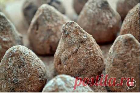 "Трюфель с бергамотом и имбирем"
Что нужно: 
Жирные сливки 35 % жирности — 200 мл
Сахарный песок — 40 г
Черный чай (заварка сухая) с бергамотом — 4 ч. л.
Темный шоколад (70% какао-бобов) — 250 г
Сухой имбирь — 1 ч. л.
Какао-порошок — 1 ст. л.
Сахарная пудра — 1 ст. л.
Что делать: 
1. Сливки смешать с сахаром, довести до кипения и снять с огня.
2. В горячие сливки добавить заварку и имбирь, перемешать и дать постоять 15 минут. Затем процедить и заварку отжать.
3. Шоколад растопить или на водя