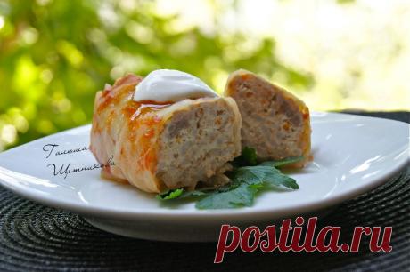 Вкусные голубцы в томате Голубцы в томате - это классическое блюдо, которое сочетает в себе сочную мясную начинку и нежные капустные листья. Приготовление требует времени, но результат стоит усилий. Подаются горячими, с добавлением сметаны и зелени, что придаёт блюду особую пикантность.