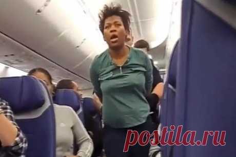 Темнокожая пассажирка самолета покусала бедро попутчика и сорвала рейс. Темнокожая пассажирка летевшего из Хьюстона (Техас) в Колумбус (Огайо) самолета авиакомпании Southwest покусала попутчика и сорвала рейс. 34-летняя Элом Агбегнину (Elom Agbegninou) стала проявлять «тревожное поведение» во время полета. Сперва она подошла к задней части самолета и «уставилась» на дверь.