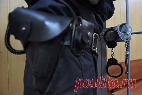 Российского пенсионера осудили на 17 лет за расправу над фельдшером. Свердловский областной суд приговорил к 17 годам лишения свободы жителя города Березовский 66-летнего Геннадия Казакова, ударившего ножом в сердце фельдшера скорой помощи Степана Шабурова, приехавшего по вызову к его супруге. Осужденного обязали выплатить по четыре миллиона рублей матери и жене медика.