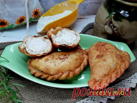 Посикунчики
✅ Ингредиенты:
▫️ любой густой кисломолочный продукт (сметана, арьян) - 120 г;
▫️ куриные яйца - 2 шт;
▫️ мука в/с - 570 г;
▫️ вода очищенная - 100 мл;
▫️ соль мелкая - 1/2 ч. ложки.
Для начинки:
▫️ куриная мякоть - 500 г;
▫️ белый лук - 175 г;
▫️ чеснок - 2 зубка;
▫️ вода очищенная - 150 мл;
▫️ соль мелкая, перец - по желанию.