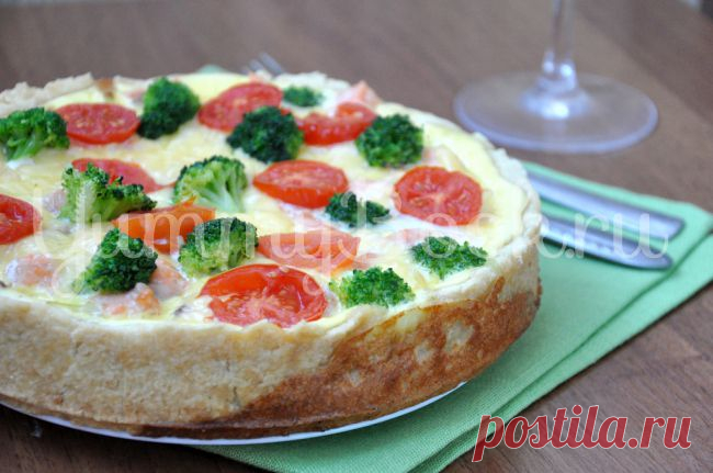 Киш с семгой
Киш (quiche) - открытый пирог с основой из песочного теста. Начинка может быть самая разная:  яйца, мясо, сыр, рыба.  По желанию, начинку можно выбирать от легкой овощной, фруктовой, рыбной или из смеси зелени до сытной мясной или грибной. Заливку желают  из сливок, яиц и сыра.