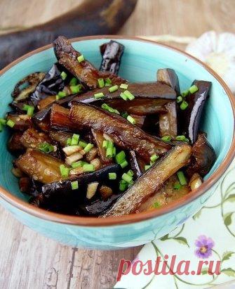 Закуска из баклажан за 15 минут.
Родственники не могли оторваться, очень интересный вкус! Ну и готовить легко и просто!
Вам потребуется:
На 3 небольших баклажана:
4 -6 зуб чеснока
2-3 ст л соевого соуса
0,5 чл сахара
Всё!)))
Как готовить: 
1. Баклажаны нарежьте на небольшие брусочки.
2. На сковороде разогрейте раст масло (2-3 ст л), поджарьте мелконарезанные 2 зубчика чеснока. Добавьте баклажаны, обжарьте. Всыпьте сахар и влейте соевый соус. 
3. Жарьте еще минут 5 до приоб...