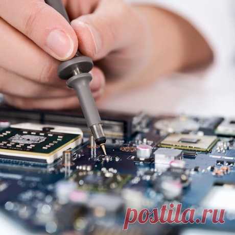 Каких ошибок стоит избегать при работе с паяльником? 5 важных НЕ 🙅‍♂️ 🔸 НЕ перегревайте Если у вас паяльник с регулировкой температуры, ориентируйтесь на следующее правило: температура нагрева жала должна быть на 50 ºС выше температуры плавления припоя. Это позволит надежно скрепить элементы, а припой и флюс не начнут гореть. 🔸 НЕ забывайте очищать жало Появление нагара и окислов неизбежно. Важно правильно их удалять. Выбор способа зависит от типа жала. Медное можно очистить с помощью…