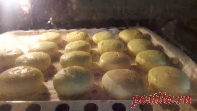 Сирники більше не смажу, а печу в духовці. Пишні і дуже смачні! • журнал Коліжанка Інгредієнти: 450-500 г - Сир (Творог) 1 шт. - Яйце 50-80 г - Борошно пшеничне 100 г - Цукор (4 ст. л.) 50-75 г - Родзинки (за бажанням) 10 г - Цукор