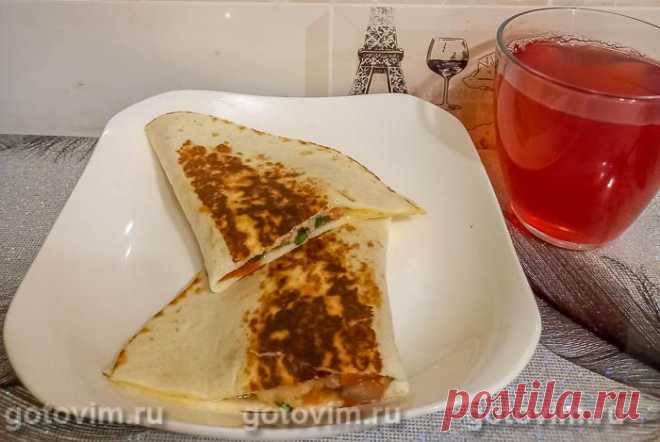 Кесадилья с курицей, сыром и помидором. Рецепт с фото Кесадилья - это превосходная, сытная закуска из пшеничных или кукурузных лепешек с начинкой из обжаренного с овощами куриного мяса и расплавленного сыра. Кстати, вместо куриного мяса можно взять, к примеру, колбасу, добавить жареные шампиньоны, сладкую кукурузу или болгарский перец.


