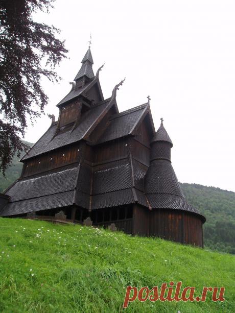 В Норвегии в деревне Вос сохранился китайский храм 12 века.построенный из бревен без использования металлических деталей
