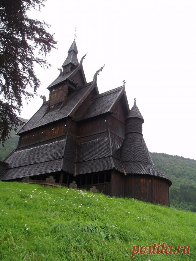 В  Норвегии  в деревне Вос сохранился китайский храм 12 века.построенный из бревен без использования металлических деталей