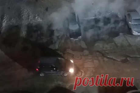 В российском городе автомобиль провалился в яму с кипятком. В Новосибирске автомобиль провалился в яму с кипятком. Внимание на ситуацию в городе обратил Telegram-канал «АСТ-54». Инцидент произошел ночью в четверг, 18 января, возле дома по адресу улица Волховская, 39. Из-за коммунальной аварии на улице образовалась яма, в которую и угодила проезжавшая мимо машина.