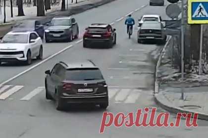 После ДТП с упавшим под колеса велосипедистом возбудили уголовное дело. Сотрудники правоохранительных органов возбудили уголовное дело после ДТП с упавшим под колеса машины велосипедистом. Инцидент произошел днем в воскресенье, 10 марта. Дело возбуждено по части 3 статьи 264 («Нарушение правил дорожного движения и эксплуатации транспортных средств») УК РФ.