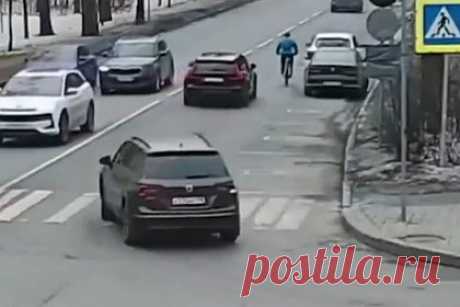После ДТП с упавшим под колеса велосипедистом возбудили уголовное дело. Сотрудники правоохранительных органов возбудили уголовное дело после ДТП с упавшим под колеса машины велосипедистом. Инцидент произошел днем в воскресенье, 10 марта. Дело возбуждено по части 3 статьи 264 («Нарушение правил дорожного движения и эксплуатации транспортных средств») УК РФ.