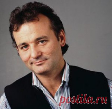 СТУДИЯ 6 » БИЛЛ МЮРРЕЙ:РАЗНОСТОРОННИЙ ПСИХ “Я псих – но не только псих”, – говаривал в 80-е годы Билл Мюррей. Сейчас, в конце 90-х годов, Мюррей неожиданно для многих попал в когорту уважаемых драматических актеров. В прошлом году он снялся в триллере “Дикость”, ставшем одной из скандальных сенсаций сезона; сыграл Полония в осовремененной малобюджетной киноверсии “Гамлета”, снятой Итаном Хоуком и показанной на различных фестивалях; и исполнил главную роль в драматической комедии “Академия Рашмор